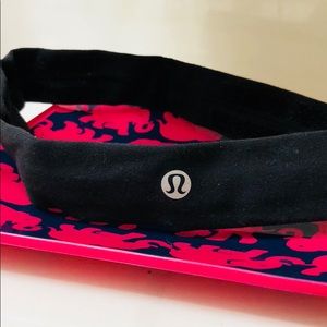 black lululemon cross trainer headband!